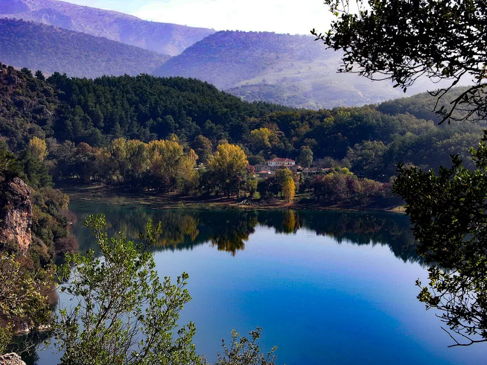 Ziros Lake — Gmaheras / Wikimedia Commons / CC BY-SA 4.0