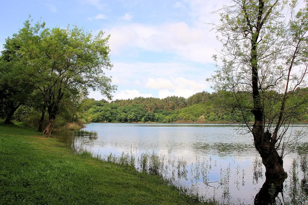 Ziros Lake — Spiros Baracos / Wikimedia Commons / CC BY-SA 3.0