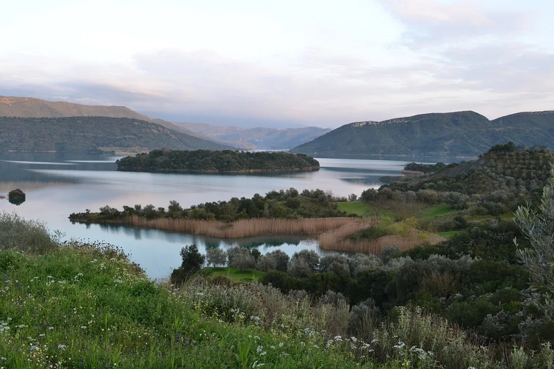 Kastraki Reservoir Lake — Dimitrios Brousovana… / Wikimedia Commons / CC BY 3.0