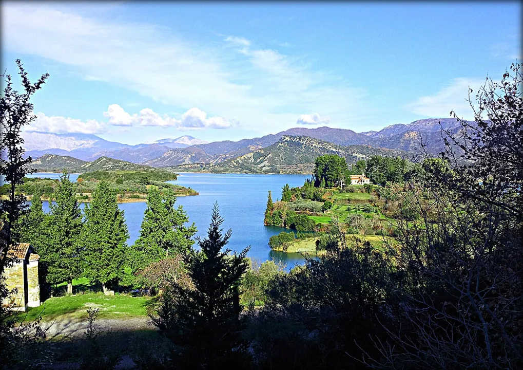Kastraki Reservoir Lake — User:Mikedimit / Wikimedia Commons / CC BY-SA 3.0