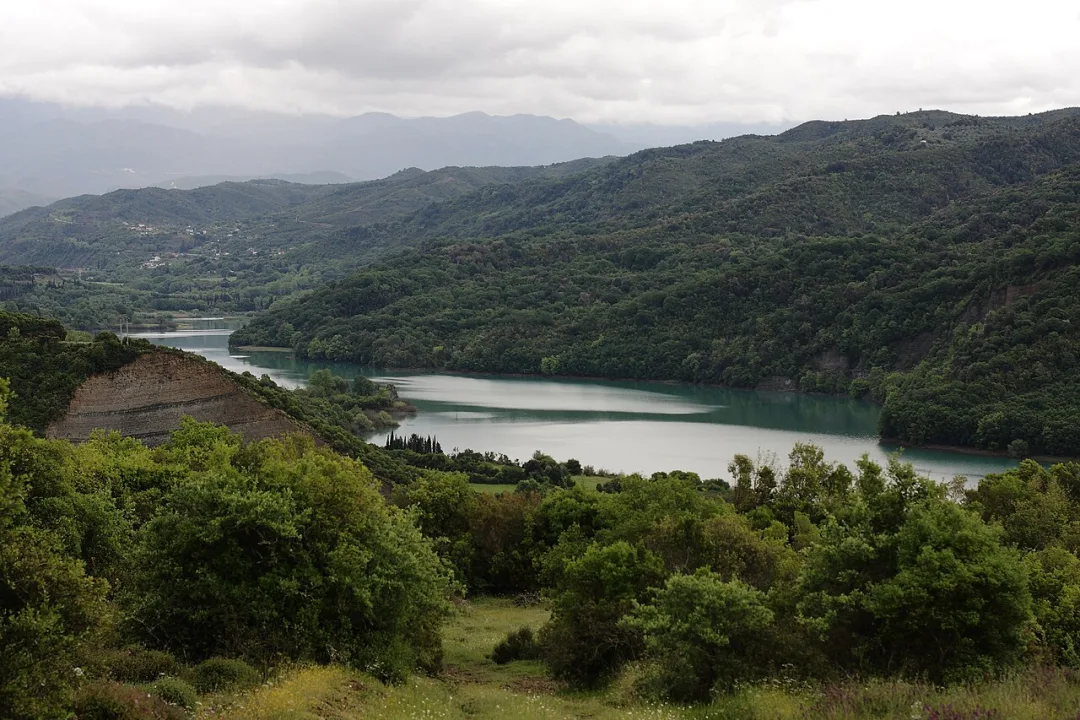 Pournari reservoir — Christos Houliaras / Wikimedia Commons / CC BY-SA 4.0