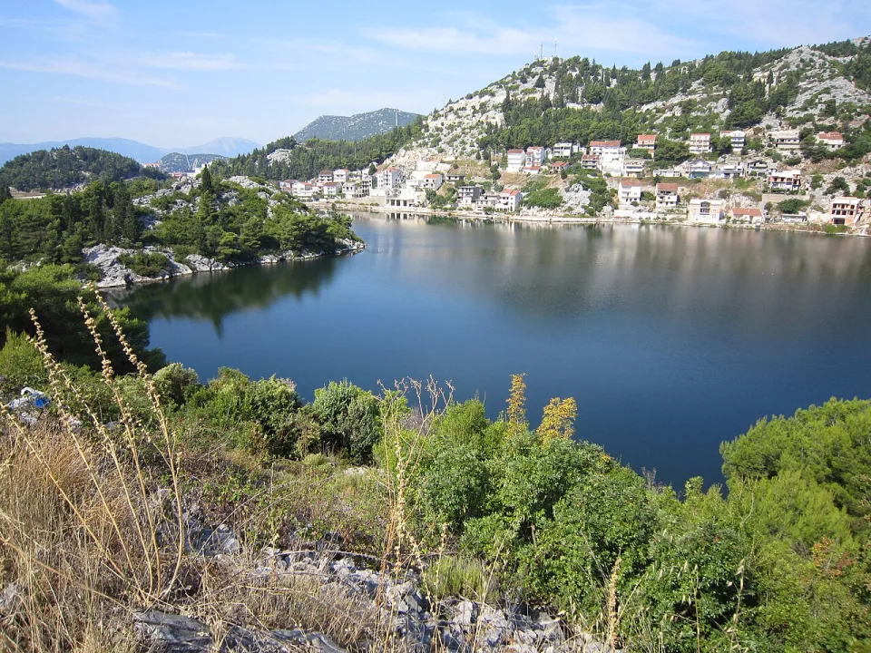 Jezero Birina — Peter in s / Wikimedia Commons / CC BY-SA 3.0