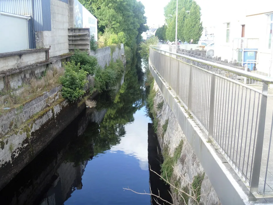 Castlebar River — Michael Dibb  / Wikimedia Commons / CC BY-SA 2.0