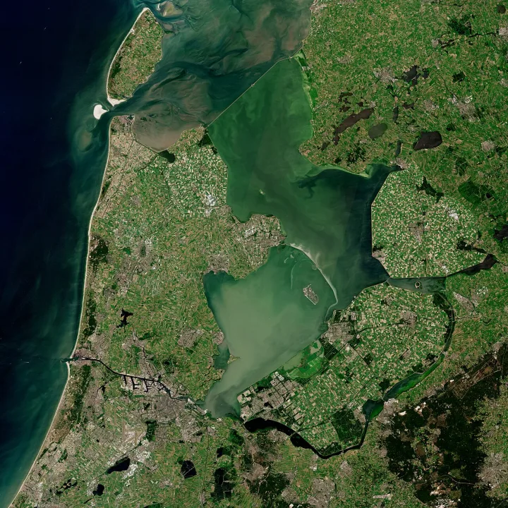 IJsselmeer — Copernicus Sentinel-2, ESA / Wikimedia Commons / CC BY-SA 3.0 igo