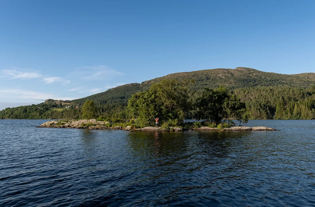Storavatnet — Jules Verne Times Two / Wikimedia Commons / CC BY-SA 4.0