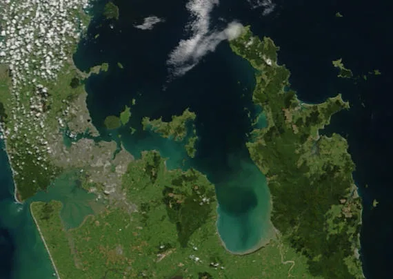 Hauraki Gulf / Tīkapa Moana — NASA/GSFC/MODIS Land Rapid Response Team, Jacques Descloitres / Wikimedia Commons / Public domain