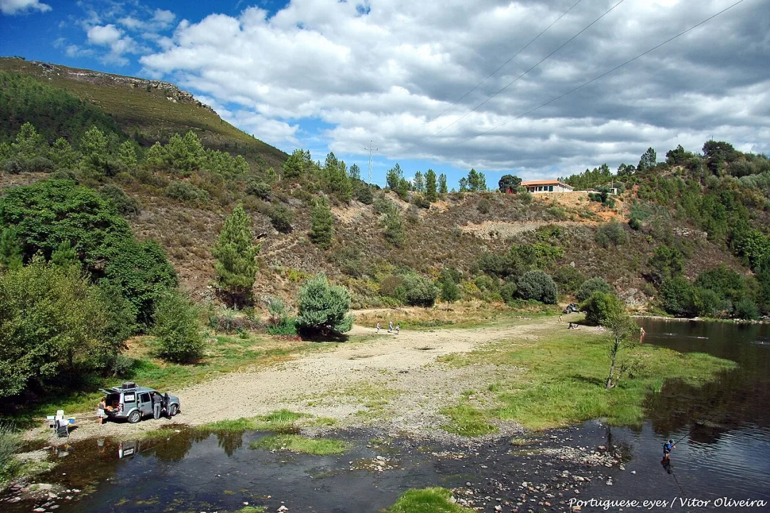 Rio Tuela / Río Tuela — Vitor Oliveira from Torres Vedras, PORTUGAL / Wikimedia Commons / CC BY-SA 2.0