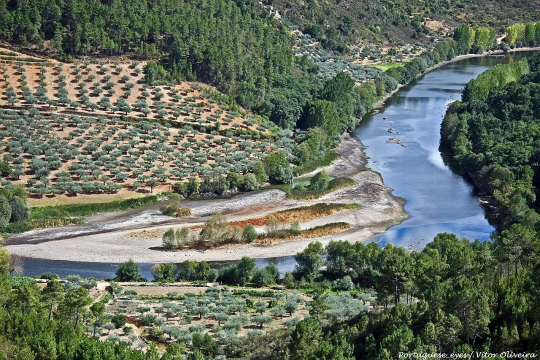 Rio Tuela / Río Tuela — Vitor Oliveira from Torres Vedras, PORTUGAL / Wikimedia Commons / CC BY-SA 2.0