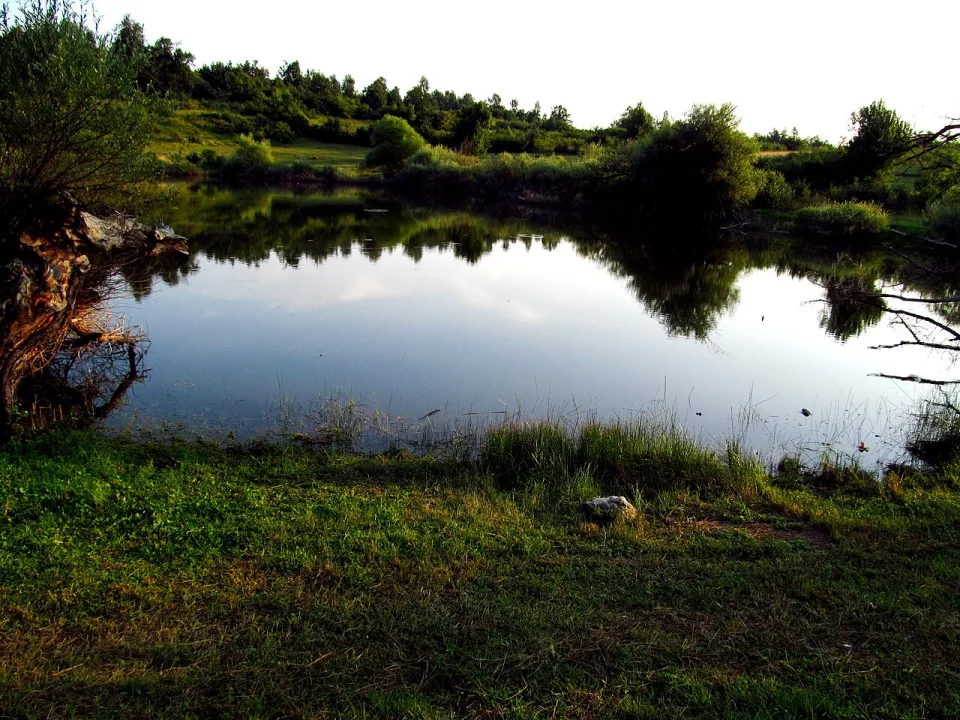 Vrmdža Lake — Sdjurovic / Wikimedia Commons / CC BY-SA 4.0