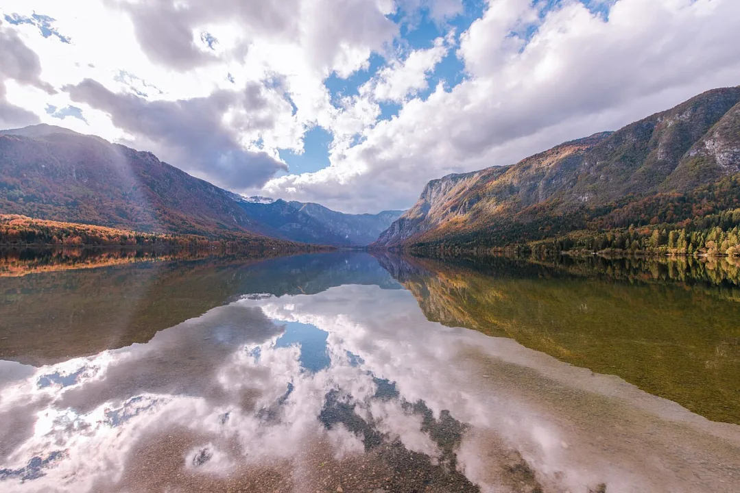 Bohinjsko jezero — Dreamy Pixel / Wikimedia Commons / CC BY 4.0
