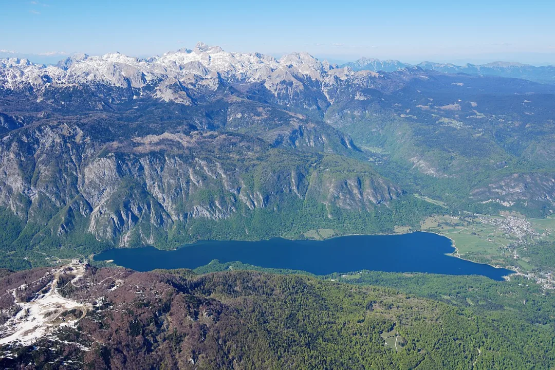 Bohinjsko jezero — Carsten Steger / Wikimedia Commons / CC BY-SA 4.0