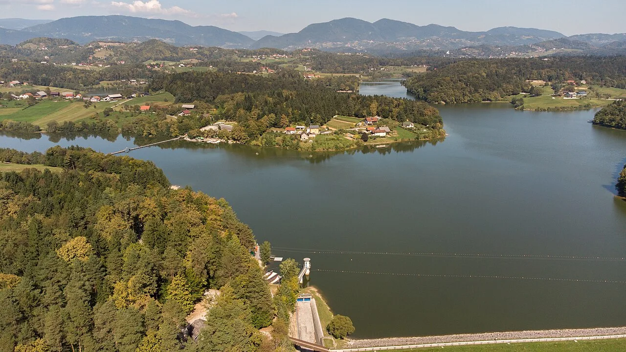 Šmartinsko jezero — Yerpo / Wikimedia Commons / CC BY-SA 4.0