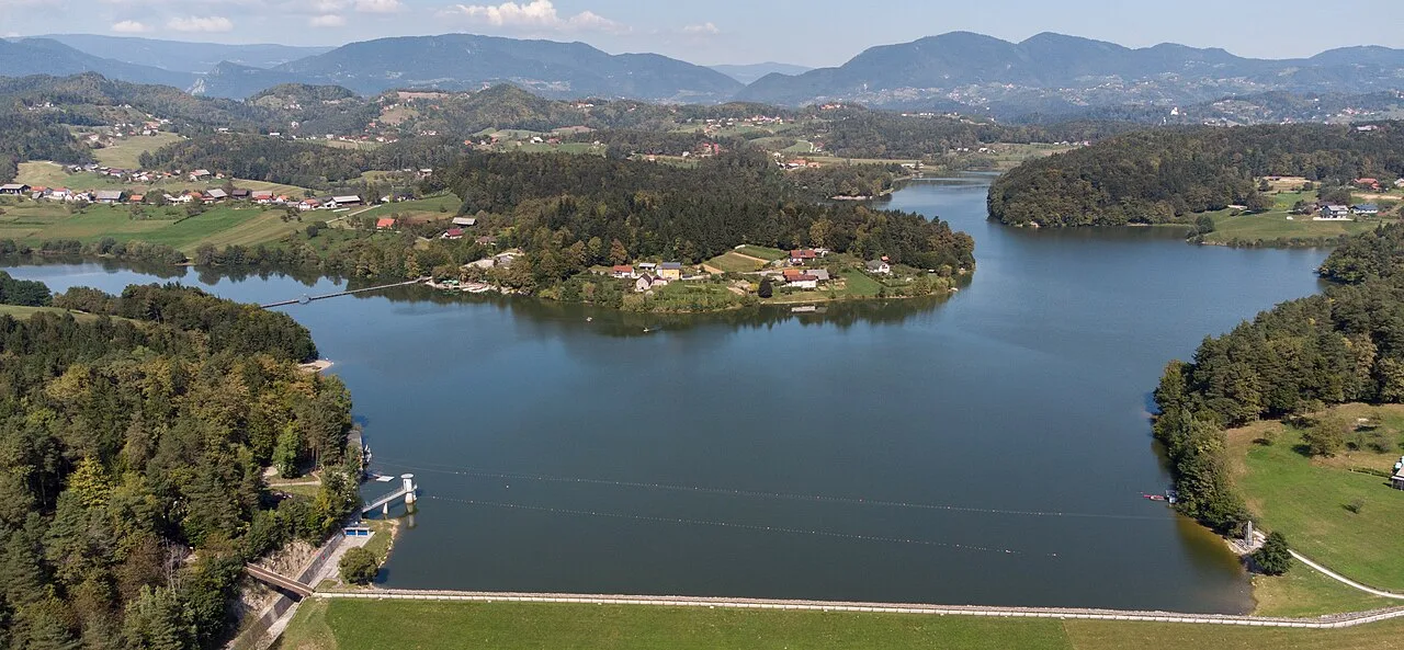 Šmartinsko jezero — Yerpo / Wikimedia Commons / CC BY-SA 4.0